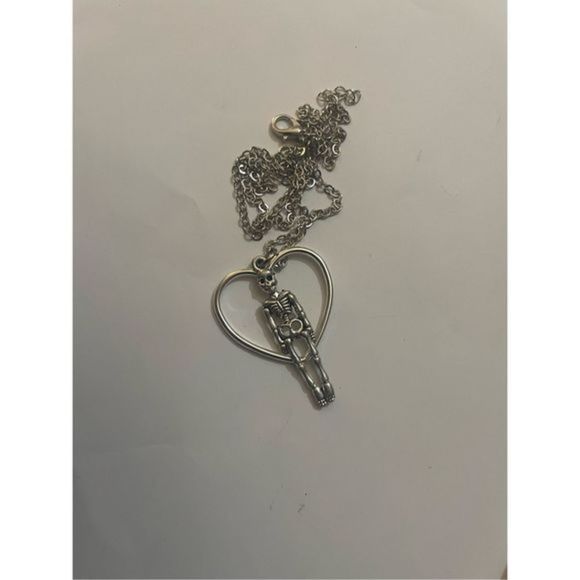 Adorable goth skeleton HEART NECKLACE - Picture 5 of 8